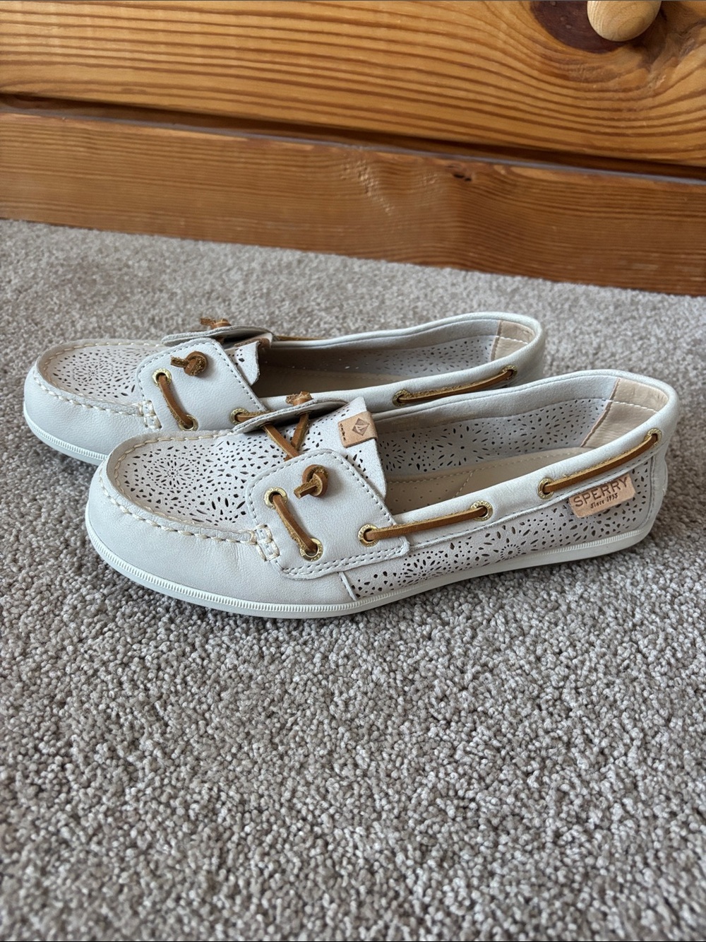 Sperry Women’s Size 7.5 Cream Perforated Leather Boat Shoes with Gold Accents - Picture 2 of 7